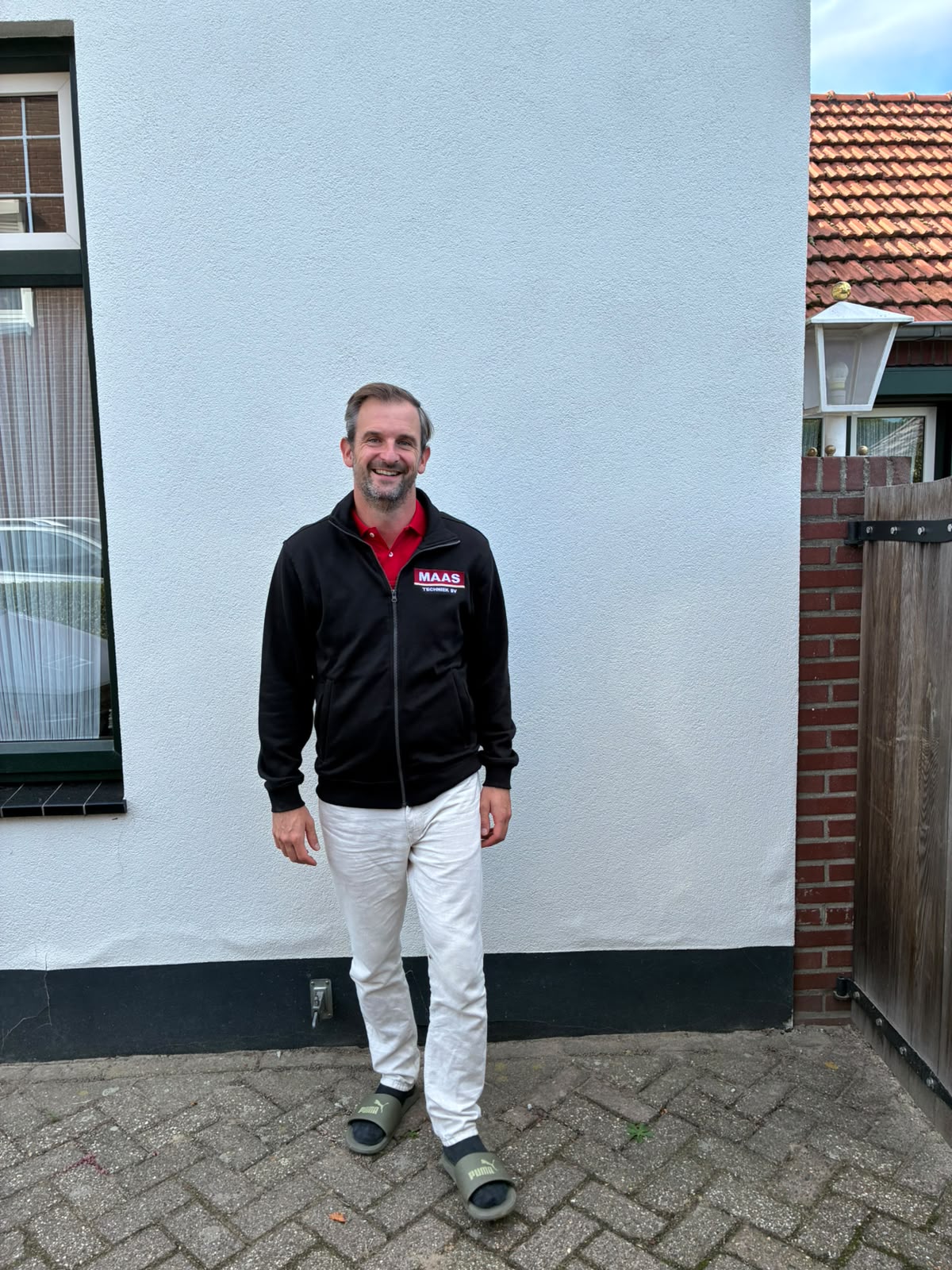Florenzo Maas, eigenaar van Maas Techniek, met het Maas Techniek-logo op zijn werkkleding